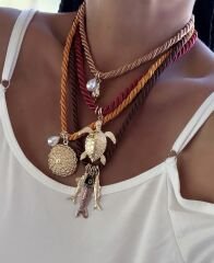 Dörtlü Renkli Burgu İp Çoklu Charm Sallantılı Marka Model Kolye (45-47-57-60 Cm)