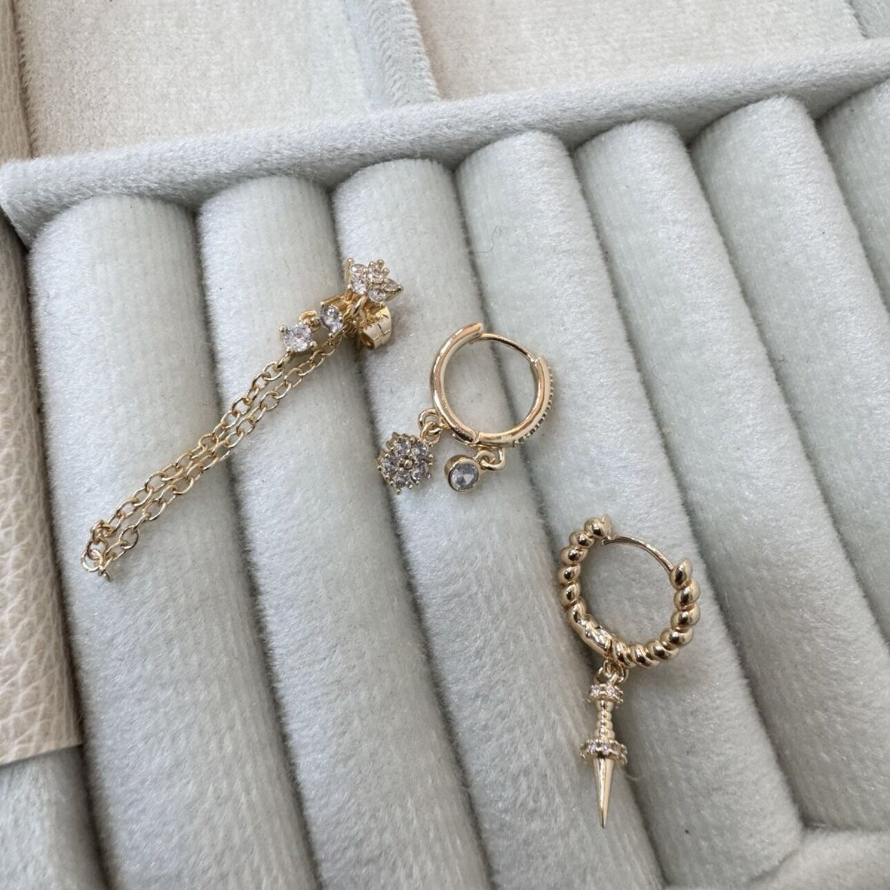 Özel Seri Zirkon Taşlı Topçuk Halka Detay Üçlü Set Küpe