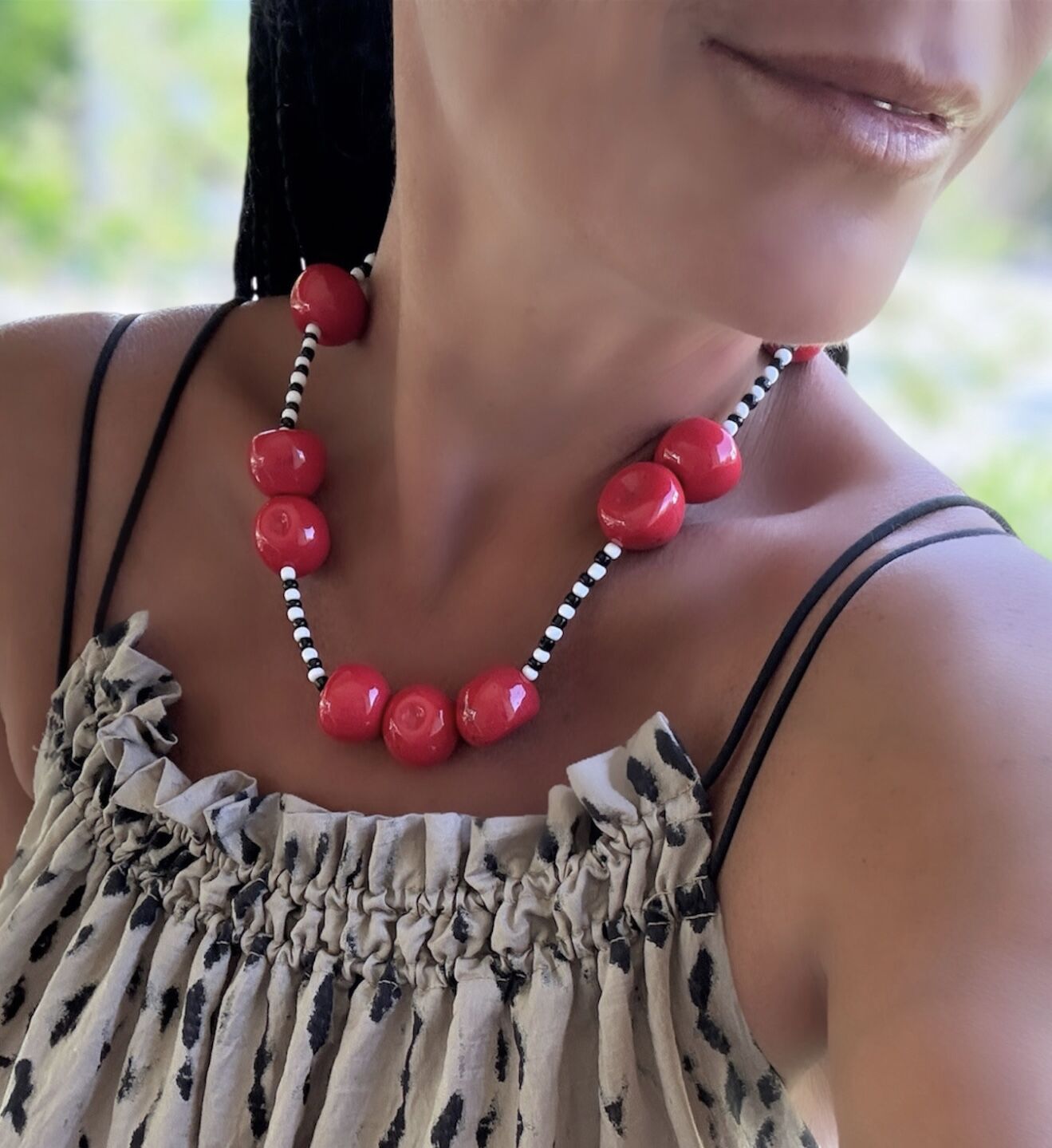 Siyah Beyaz Boncuk Detay Kiraz Figür Sıralı Marka Model Kolye (51 Cm)