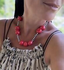 Siyah Beyaz Boncuk Detay Kiraz Figür Sıralı Marka Model Kolye (51 Cm)