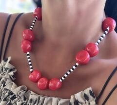 Siyah Beyaz Boncuk Detay Kiraz Figür Sıralı Marka Model Kolye (51 Cm)