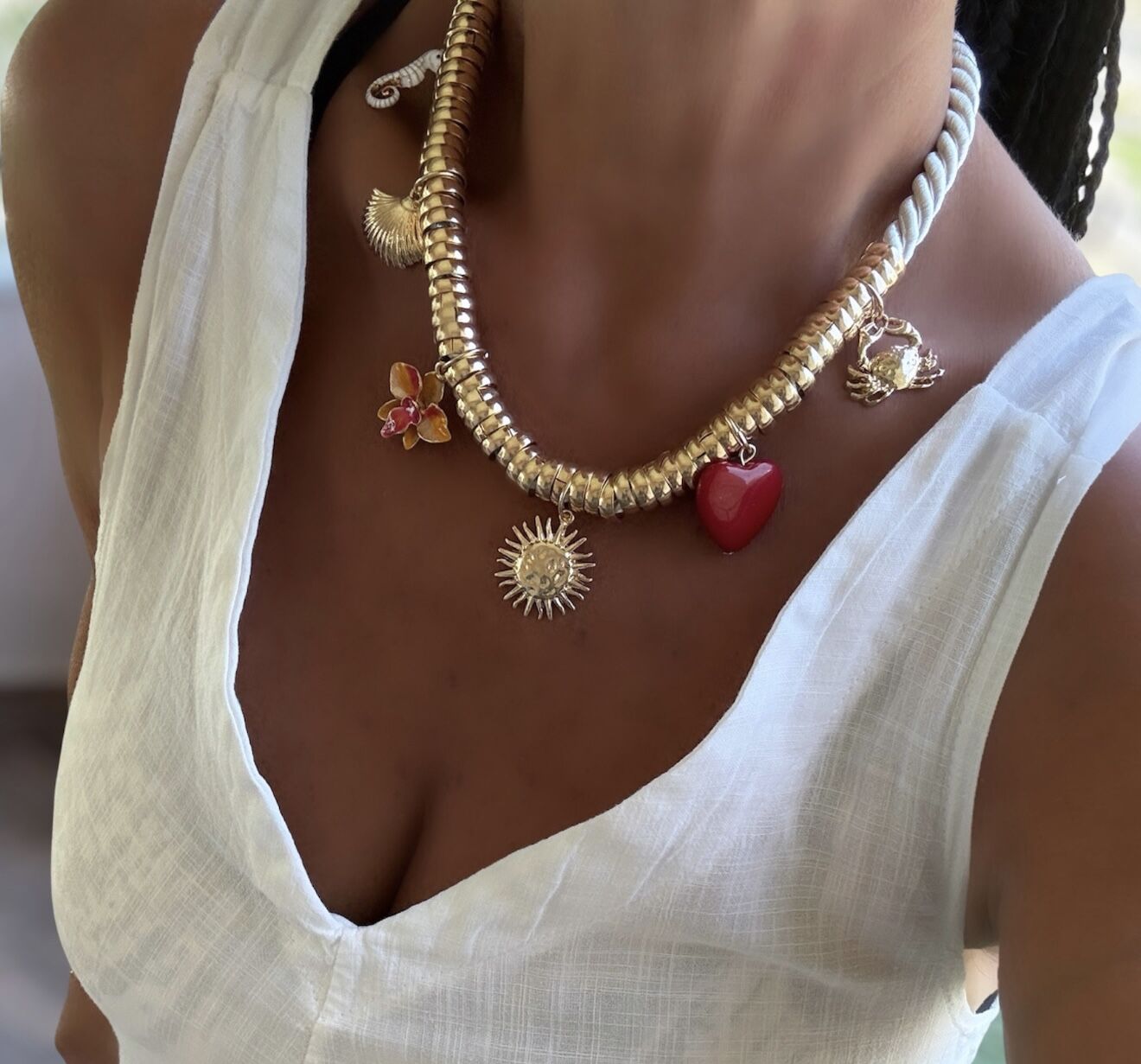 Bej Burgu İp Gold Biye Detay Çoklu Charm Sallantılı Marka Model Kolye (52 Cm)