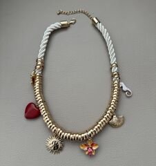 Bej Burgu İp Gold Biye Detay Çoklu Charm Sallantılı Marka Model Kolye (52 Cm)
