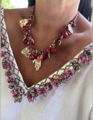 Bordo Burgu İp Gold Plaka Charmlı Marka Model Kolye (52 Cm)