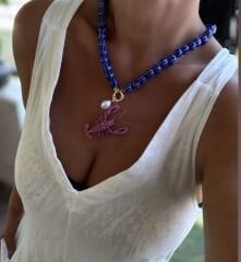 Çizgi Cam Boncuk Sıralı Pembe Yengeç Figür Marka Model Kolye (54 Cm)