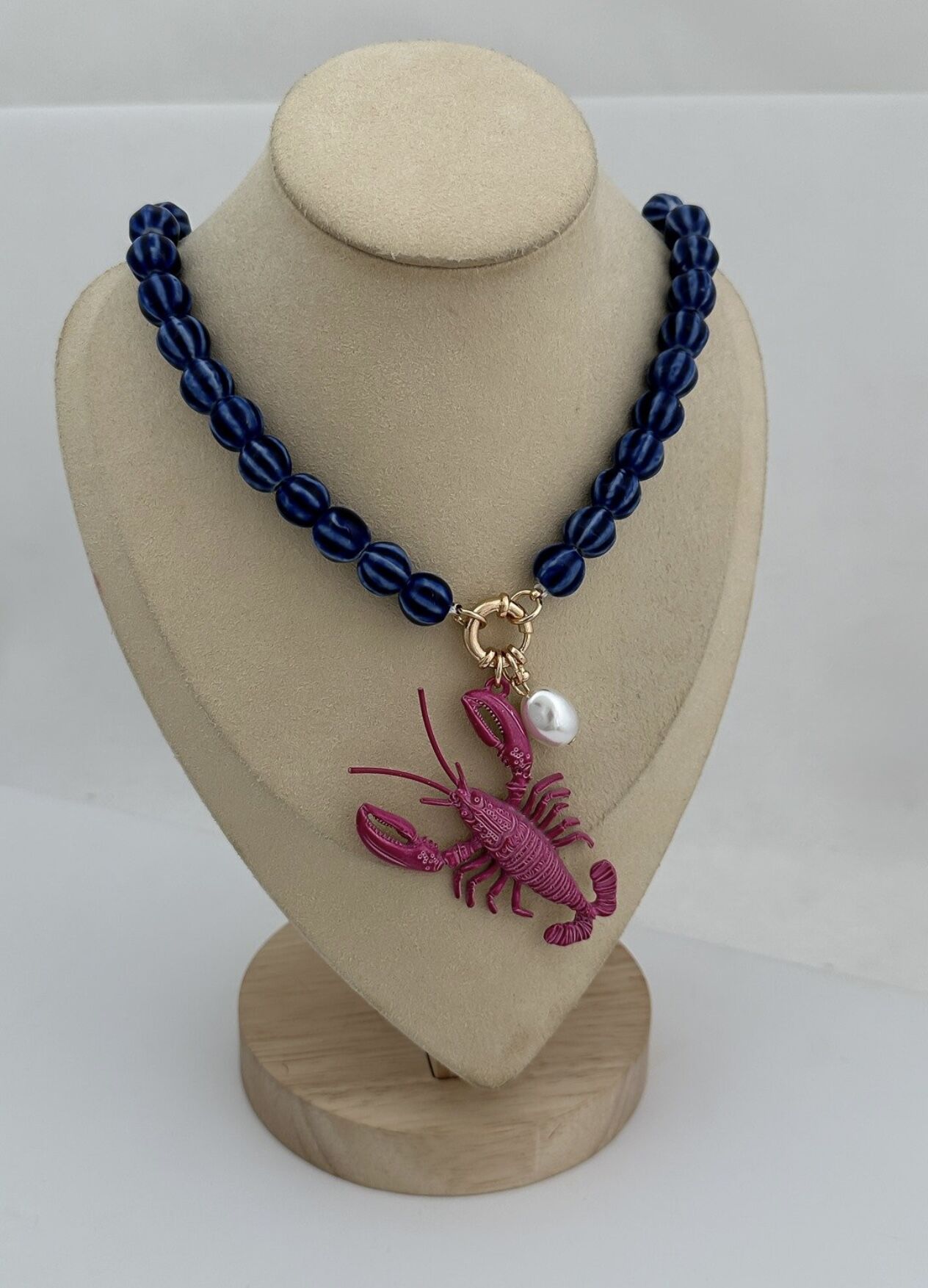 Çizgi Cam Boncuk Sıralı Pembe Yengeç Figür Marka Model Kolye (54 Cm)