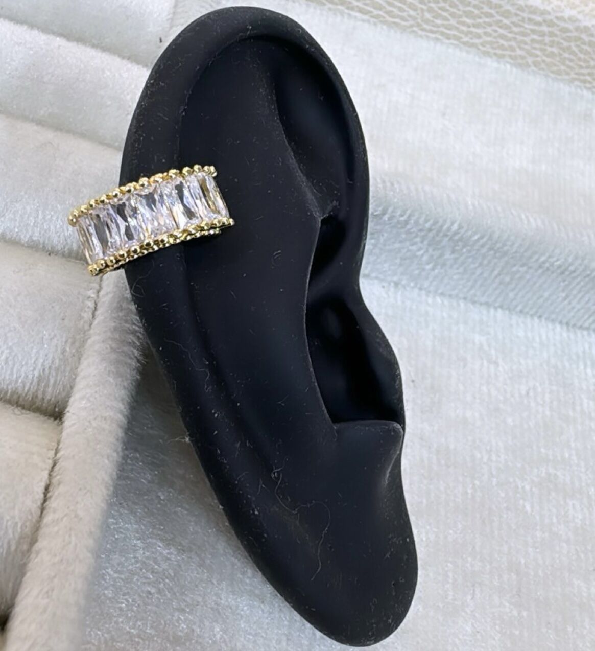 İthal Baged Taş Sıra Kıkırdak Küpe