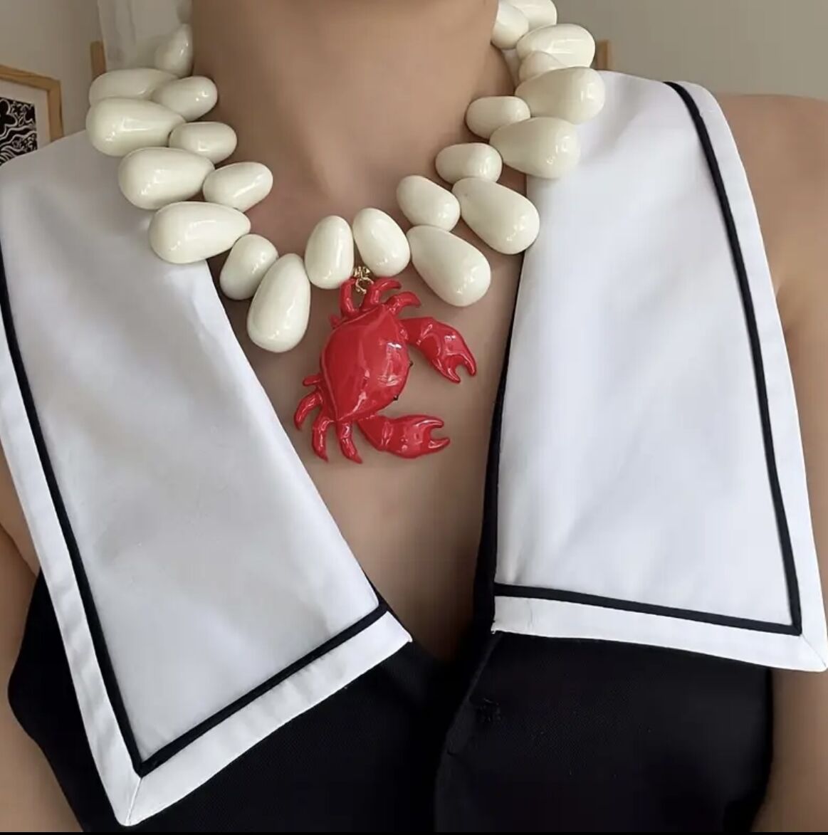 Marka Model Beyaz Yengeç Kolye